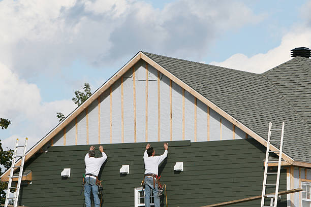 Professional Siding Installation technician working in Elizabeth, NJ